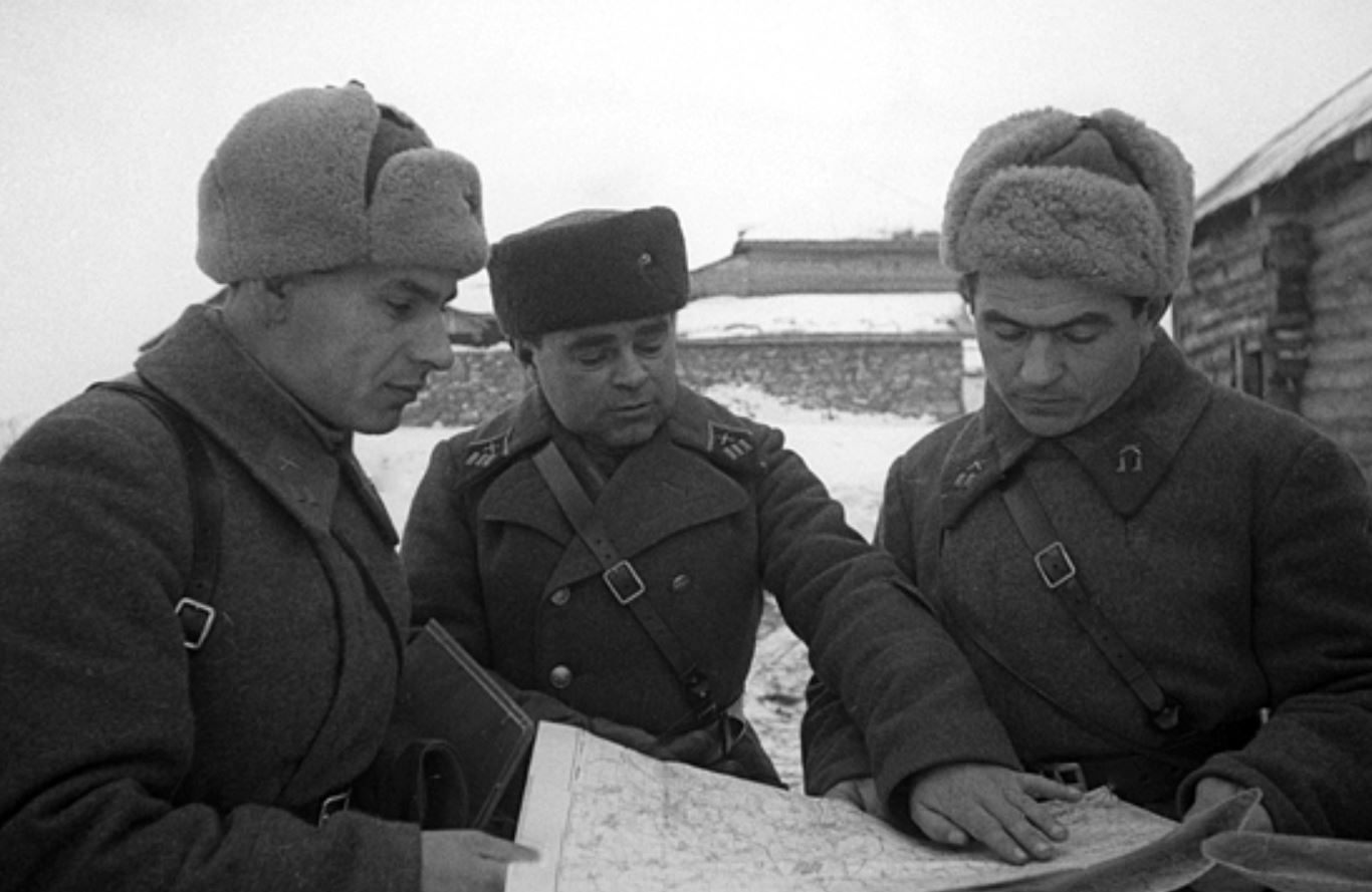 День в 1941 году. Битва за Наро-Фоминск 1941-1942. Командование битва под Москвой 1941. Оборона Наро-Фоминска 1941. 26 Декабря 1941 года освобождены города Наро-Фоминск и Лихвин.