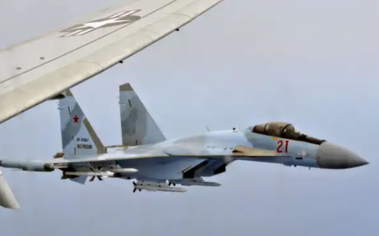 Парни-Макрона-полетели-проверять-русскую-ПВО-над-Чёрным-морем.-Су-27-в-одиночку-против-французской-«тройки»